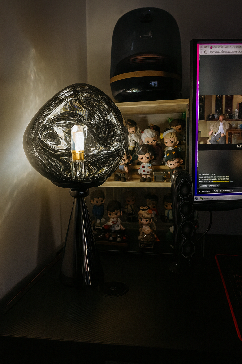 MOLTEN ROCK LAMP